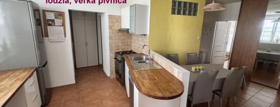 Priestranný 3 izbový byt s lodžiou a veľkou pivnicou, Nitra – Škultétyho ul.