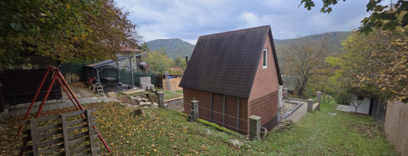 Rekreačný pozemok s murovanou chatkou