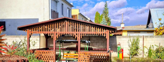 Rodinný dom s veľkou záhradou a garážou v tichej časti Chocholnej