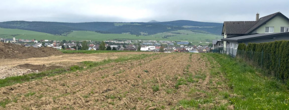 Pozemok v Liesku s výbornou dostupnosťou – ideálny na výstavbu rodinného domu