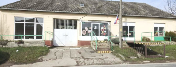 Polyfunkčná budova s fungujúcou prevádzkou – Adamovské Kochanovce