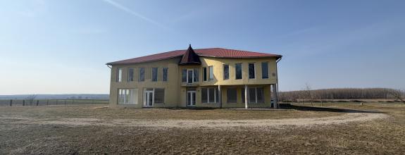 Poľnohospodársky sklad,chladiarenská budova v Gőnc-NA PREDAJ