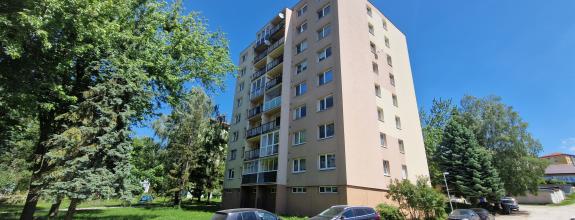 Priestranný 2-izb byt s balkónom v centre Rožňavy -NA PREDAJ