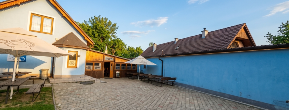 Zabehnutý Polyfunkčný objekt na predaj so zariadením