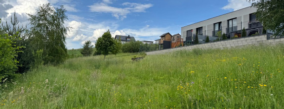 Priestranný stavebný pozemok v obci Zubrohlava - 916 m2