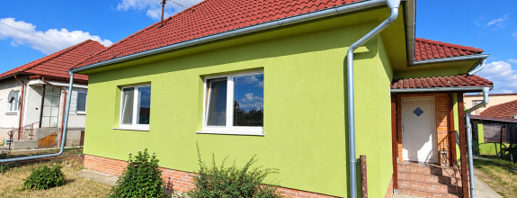 EXKLUZÍVNE: Rodinný dom s bazénom - Nová Dedina (070-12-SIHA)