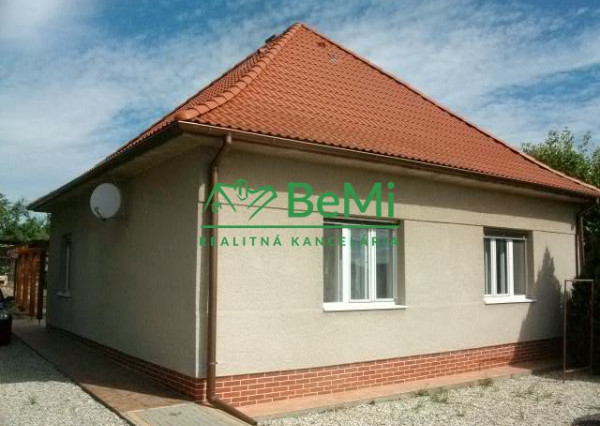 REZERVOVANÉ: Zachovalý rod.dom s veľký pozemkom Svätoplukovo