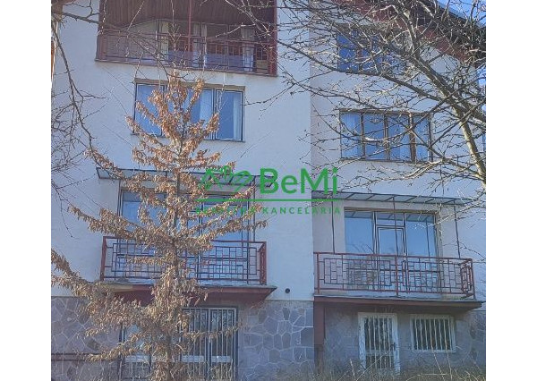 REZERVOVANÉ, Exkluzívne, na predaj pozemok s trojpodlažným rodinným domom v obci Kaluža