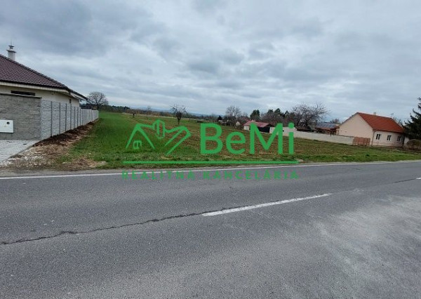 Exkluzívne - predaj veľký stavebný pozemok v obci Rakovice