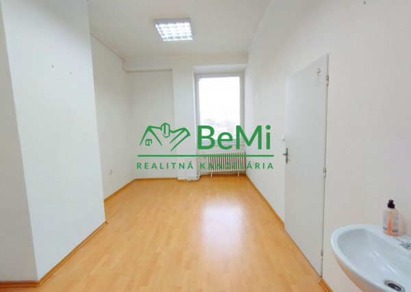 Kancelársky/ prevádzkový  priestor v centre Lučenca na prenájom