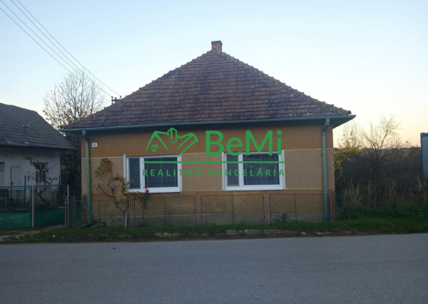 REZERVOVANE Vidiecky dom s veľkou záhradou v pôvodnom stave na predaj – Malá Hradná, okr. Bánovce nad Bebravou