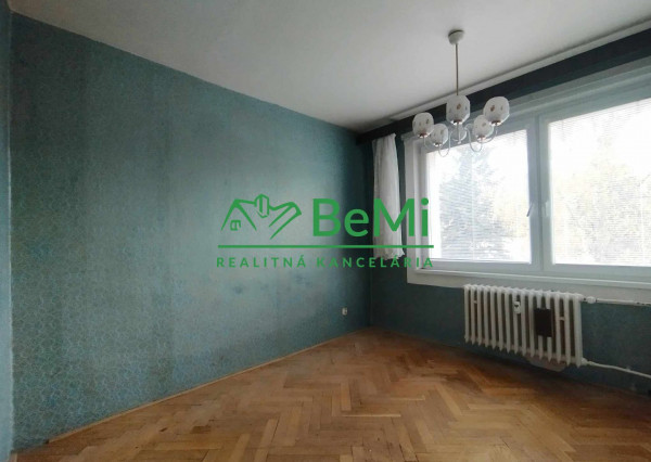 REZERVOVANÉ - Predaj 2 a pol izbového bytu - Považská Bystrica (1193-112-AFI)