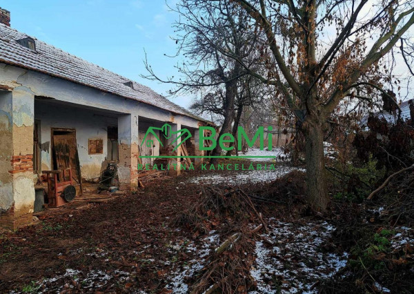 Veľký stavebný pozemok 1985 M2  - Močenok (001-14-JANSa)