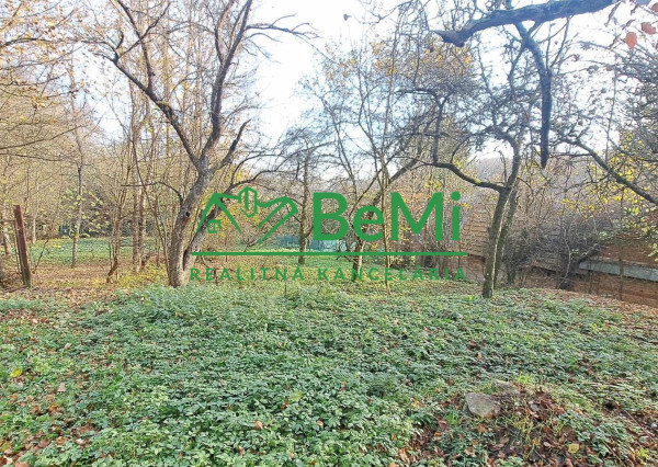 Stavebne pozemky s dvoma domami na zbúranie