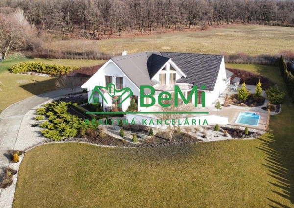 Na predaj vila pri lese so súkromím v obci Vozokany