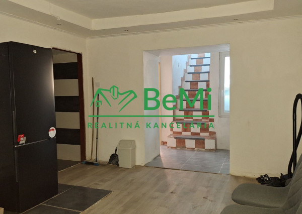 Menší čiastočne zrekonštruovany dom   Plesivec  34900,-Eur