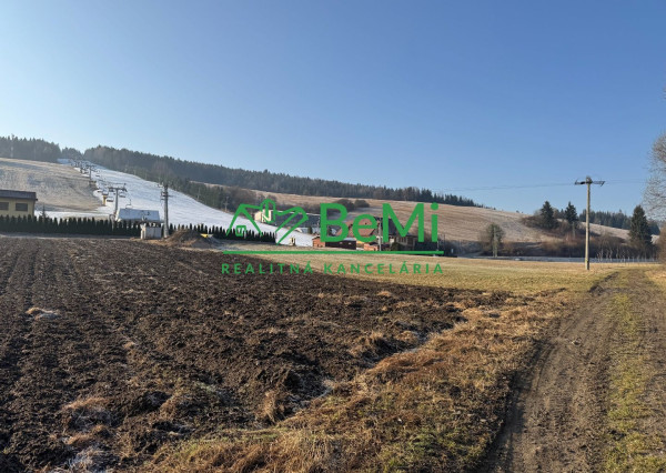 Pozemok pre dve chaty  hneď pri vleku