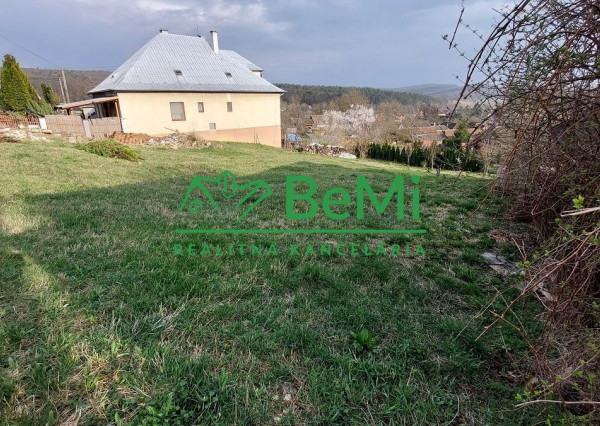 Exkluzívne na predaj stavebný pozemok v obci Brezolupy