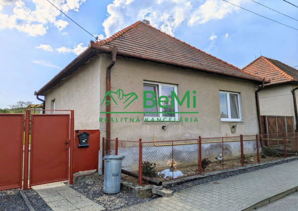 REZERVOVANÉ - Predaj, rodinný dom s veľkým pozemkom - Velčice (1210-12-AFI)