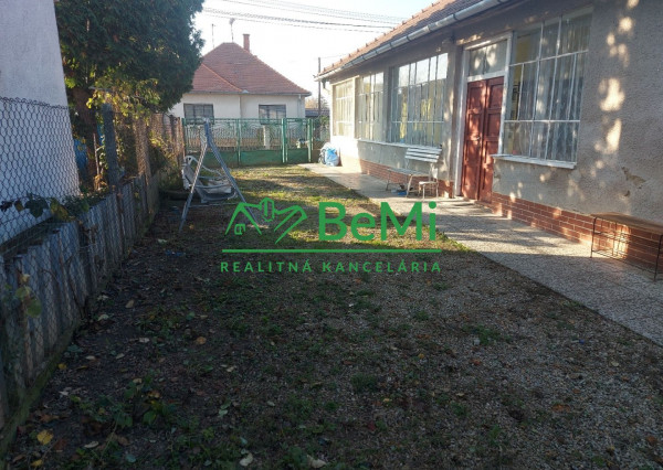 Predaj starší rodinný dom Vráble na 10ár pozemku (107-12-ERF)