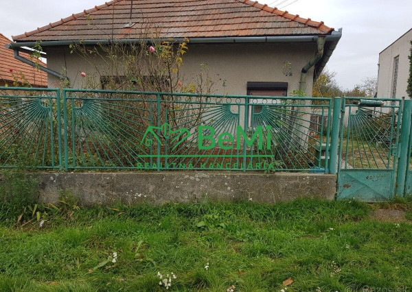 Predaj starší rodinný dom Vráble, NR (107-12-ERF)