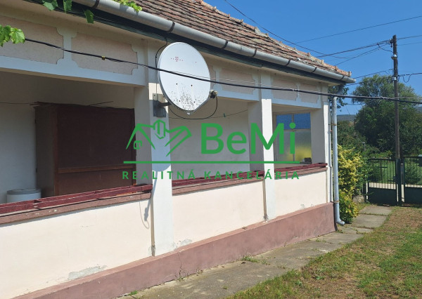 Dom so záhradou   vo výmere 2200 m2 Korlát-19900,-Eur