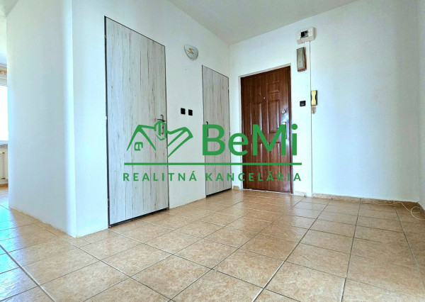 ZNÍŽENÁ CENA 4-IZBOVÝ BYT V LUČENCI- NA PREDAJ