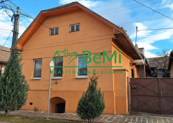 Zrekonštruované dve rodinné domy vedľa seba v obci Jelšava