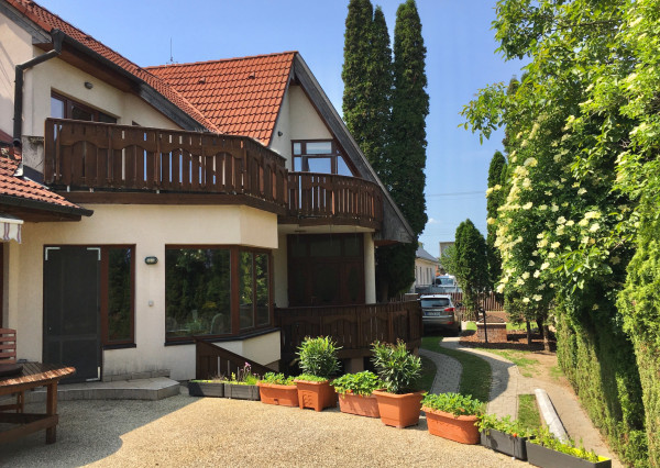 Výnimočný 7 izbový dom v Zbehoch – so saunou a bazénom