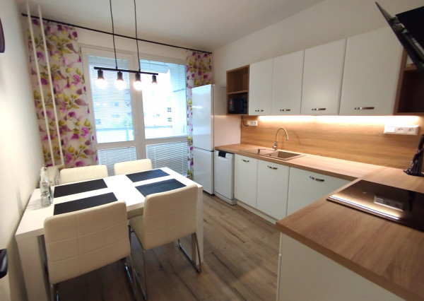 036-213-PAMA Krásny, veľký 3 izbový byt v Nitre na prenájom