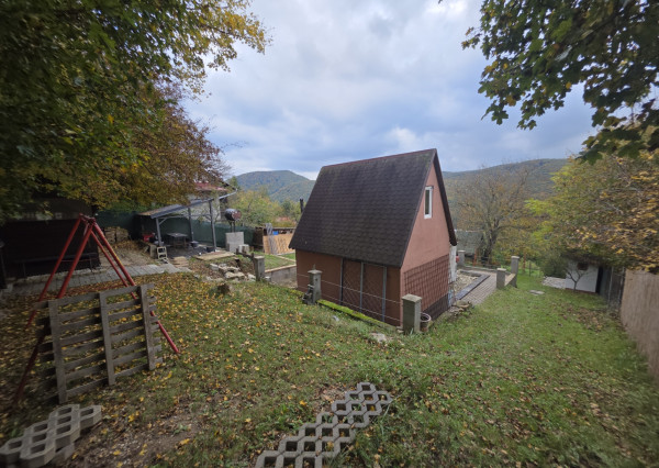 Rekreačný pozemok s murovanou chatkou