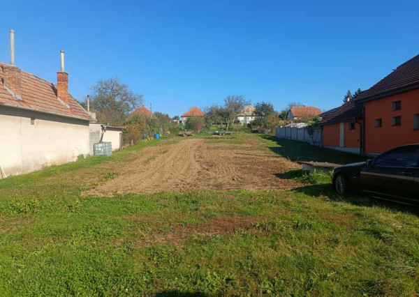 Stavebný pozemok Tvrdomestice,1741m2,Možnosť rozparcelovať.