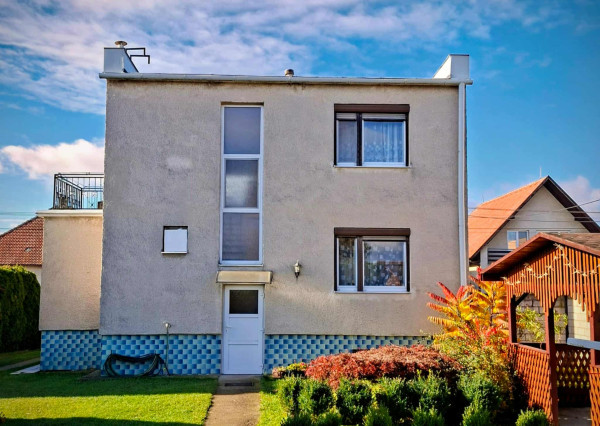 REZERVOVANÉ Rodinný dom s veľkou záhradou a garážou v tichej časti Chocholnej