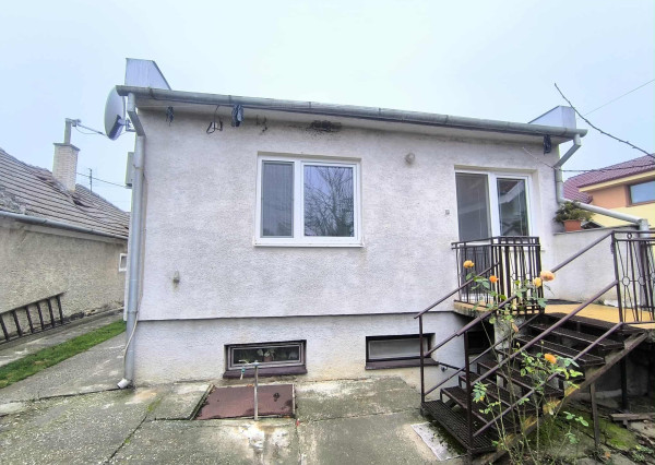 Na predaj útulný 3-izbový bungalov s pivnicou, veľkým rovinatým pozemkom a garážou