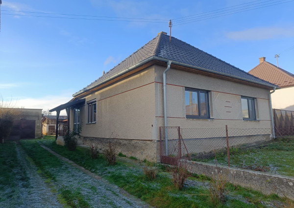 RD /Chalupa s veľkým pozemkom a novou strechou v Blesovciach