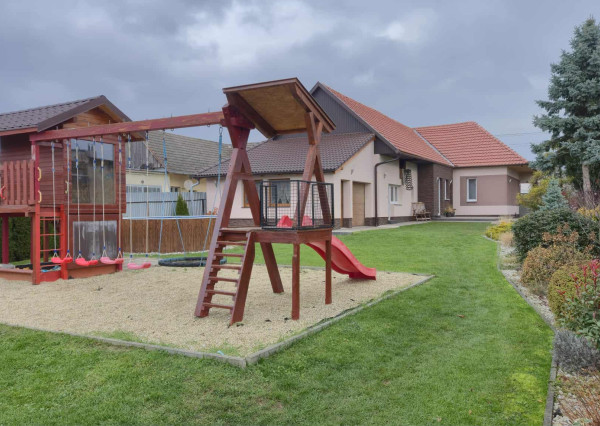 Na predaj exkluzívne zrekonštruovaný a kompletne zariadený rodinný dom