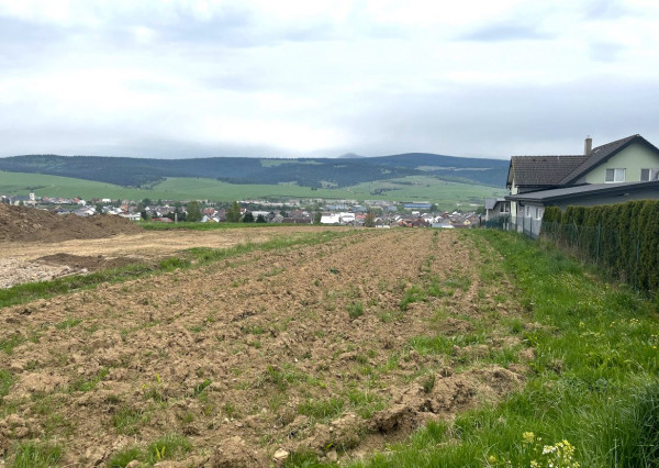 Pozemok v Liesku s výbornou dostupnosťou – ideálny na výstavbu rodinného domu