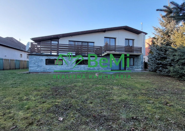 Na predaj rodinný dom s veľkým pozemkom - Práznovce