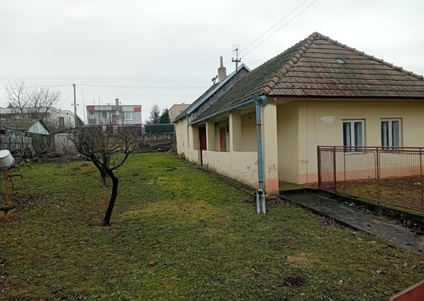 Predaj starší dom na  pozemku  957m2, Rišňovce,(239-12-JUF)