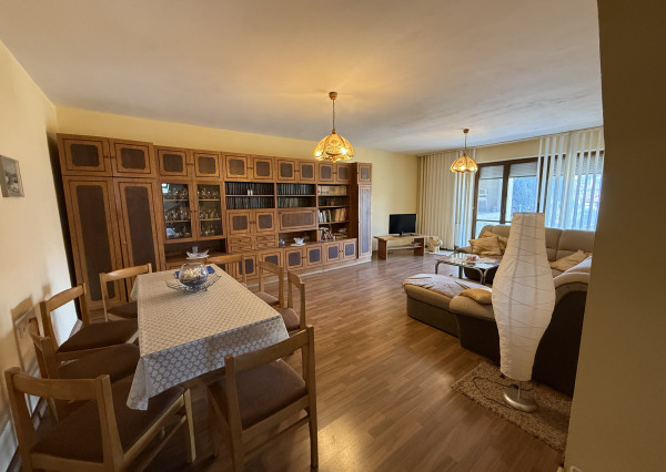 Priestranný rodinný dom (500 m2) s 10 árovým pozemkom  001-12-BEST