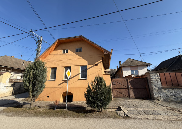 Zrekonštruované dve rodinné domy vedľa seba v obci Jelšava