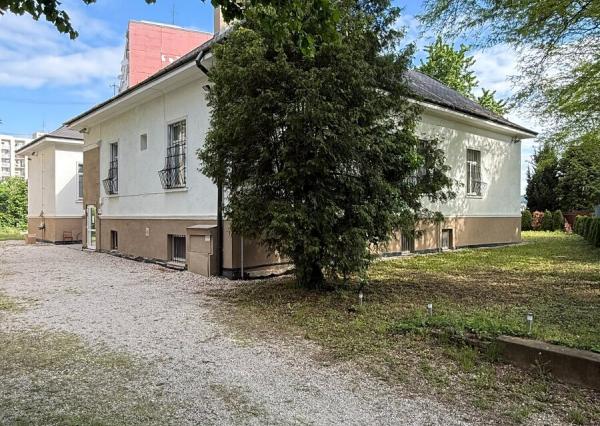 Prenájom časti budovy pre 30 osôb – Nové Mesto n/V