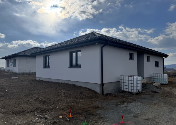 P R E N Á J OM bytu na poschodí domu s veľkou záhradou-NÁJOM