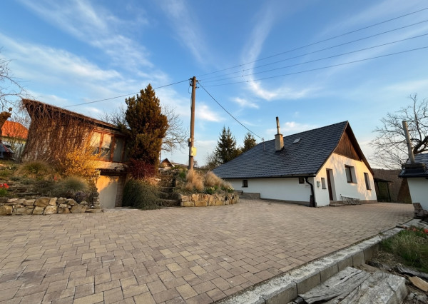 DOM / CHALUPA POD LESOM – JAZIERKO, POZEMOK 5000 m²