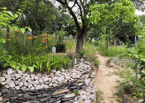 Záhrada s chatkou 460 m² – pokoj a záhradkárčenie