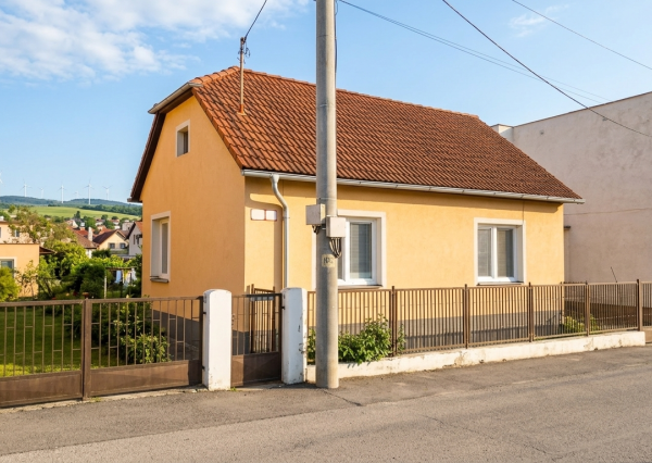 Rodinný dom s garážou na slnečnom pozemku – Zlatovce
