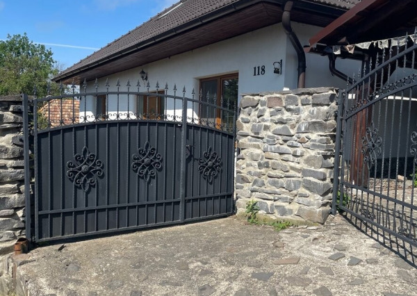 Za kamennou bránou sa ukrýva dom plný možností -  Uhliská (034-12-MIMI)