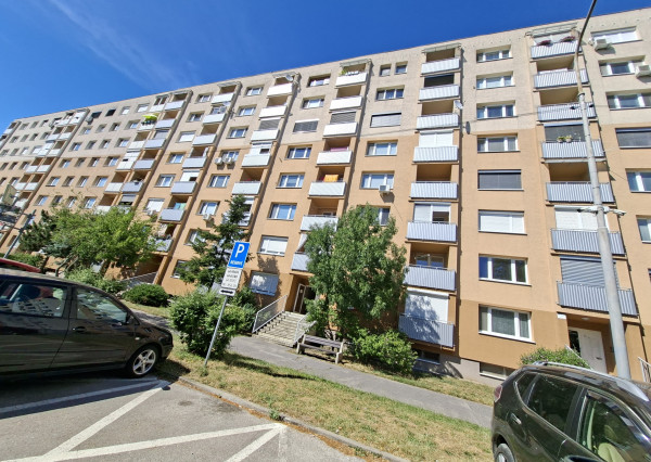 REZERVOVANÝ 3-IZBOVÝ BYT PO KOMPLETNEJ REKONŠTRUKCII | SEREĎ | LEN 5 MINÚT OD CENTRA ID047-113-EVBA