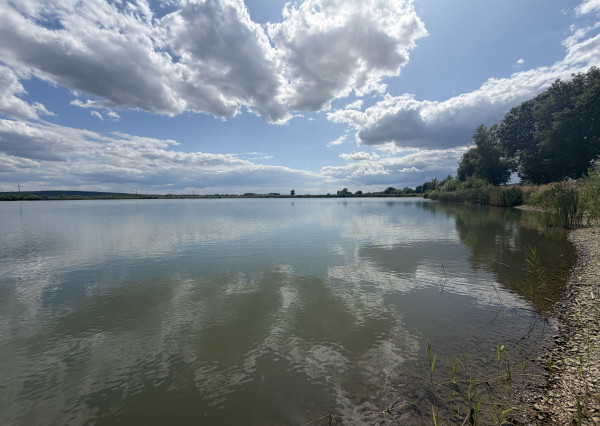 Dve jazerá  vedľa seba s pozemkom 40 min z Košíc -NA PREDAJ
