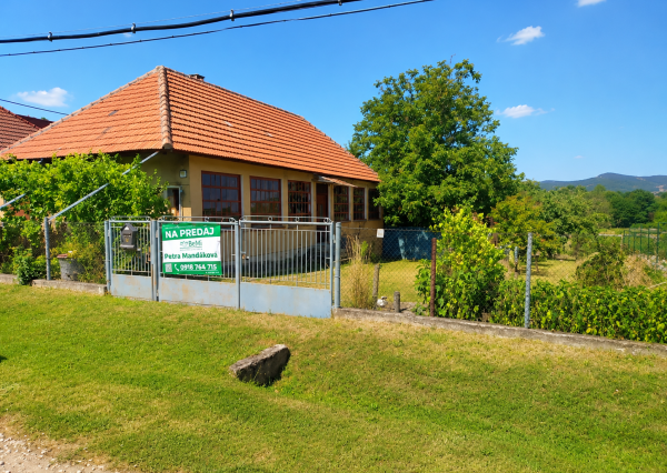 Pozemok s rodinným domom o výmere 3 671 m² v obci Jelenec